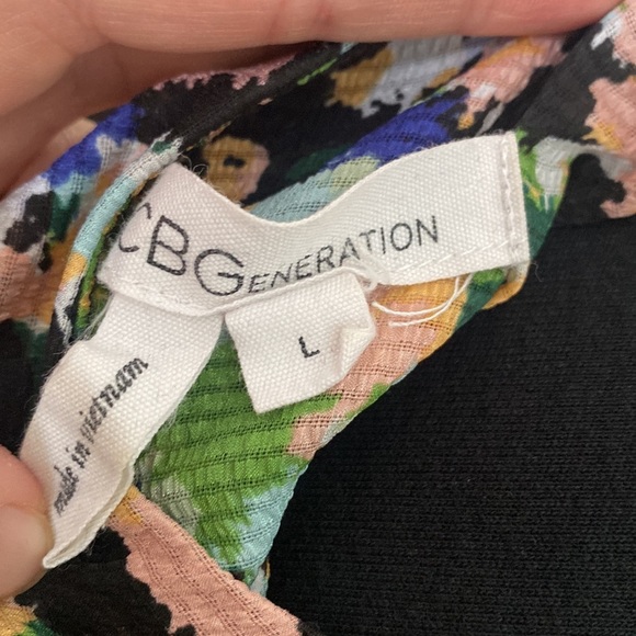 BCBG Floral Art Deco Flowy blouse with back cut out - Picture 4 of 5